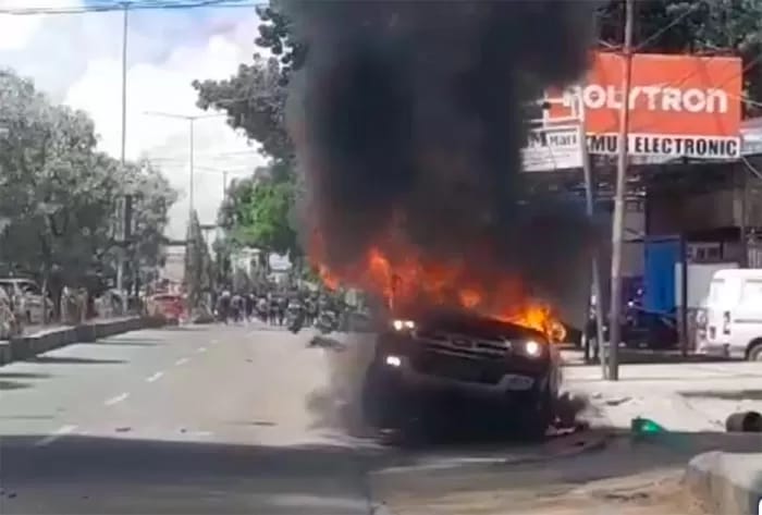 Screenshot video aksi anarkis masa saat perarakan jenazah alm. Lukas Enembe ke Stakin, Sentani, Kabupaten Jayapura, Kamis (28/12).