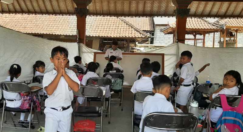 KARENA MOLOR :  Siswa SD Negeri Manduang masih akan mengikuti proses pembelajaran di balai banjar pada Semester II Tahun Ajaran 2023/2024 mendatang.(dewa ayu pitri arisanti/radarbali.id)