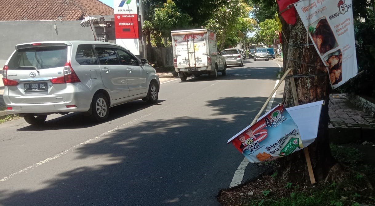 ADA YANG MERUSAK : Alat peraga kampanye (APK) caleg Partai Golkar I Made Asta Darma yang dirusak di Tabanan. (juliadi/radar bali)