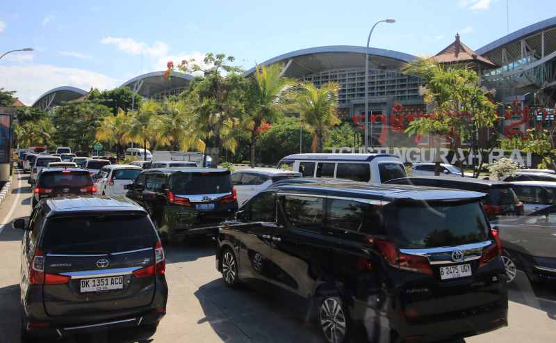 SELALU MENINGKAT : Kendaraan pribadi yang berlibur ke Bali di Nataru 2024. Tampak mobil dengan pelat nomor polisi Jakarta di Bandara Ngurah Rai.(foto:miftahuddin/radar bali)