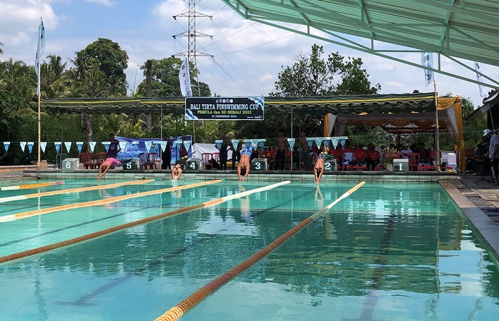 Para atlet selam Bali yang lolos PON unjuk kebolehan saat Pembukaan Bali Tirta Finswimming Cup 2023 yang digelar Minggu lalu (24/12/2023) di Gelanggang Renang Taman Tirta, Gulingan, Mengwi.
