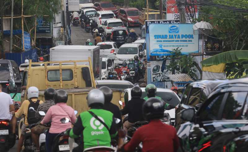 JALAN SEMPIT MENYESAK : Kemacetan parah di jalan Raya Canggu. (miftahuddin m.halim/radar bali)