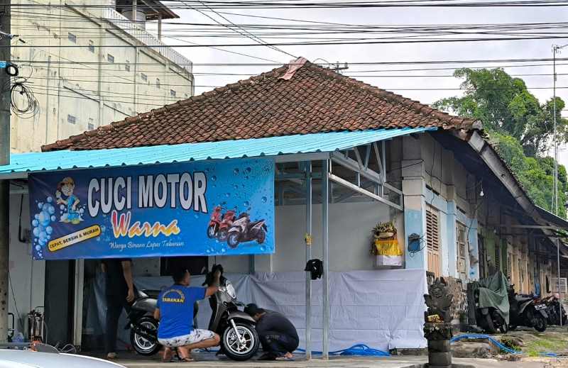 INSPIRATIF : Jasa cuci motor yang dikelola para napi bersama Lapas Kelas IIB Tabanan di Jalan Merak, Dajan Peken Tabanan. (juliadi/radar  bali)
