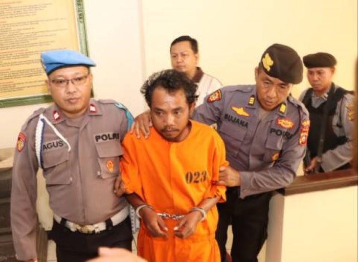 BERAT: Terpidana Marianus Garu alias Bryan saat ditangkap polisi usai membunuh teman peremopuannnya di pantai Double Six Juni 2023 lalu.