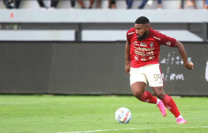 OPTIMISTIS : Jefferson Assis saat berlaga Bersama Bali United . Dia optimistis tahun 2024 akan lebih baik lagi.(miftahuddin m.halim/radar bali)