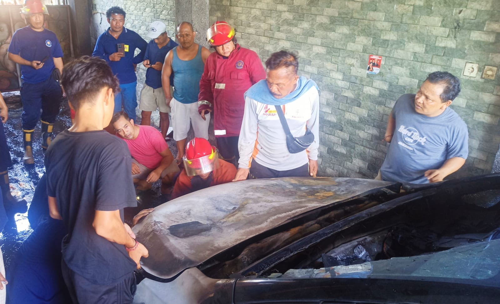 JANGGAL: Mobil Dinas Ketua DPRD Karangasem yang diparkir di garase rumah malah terbakar dalam kondisi mesin mati.