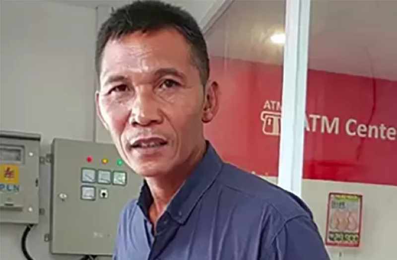 TUNTUT PROSES HUKUM: Perwakilan keluarga korban penganiayaan yang dilakukan oknum TNI berniat mengembalikan bingkisan dari pihak TNI untuk korban penganiayaan, Minggu (31/12)(RAGIL LISTIYO/RADAR SOLO)