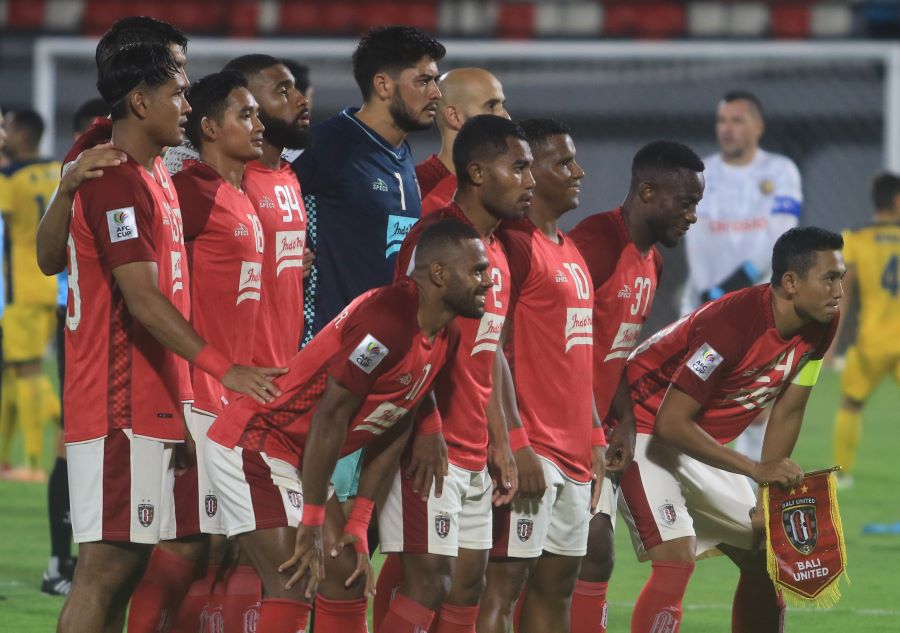 JAGA FISIK: Sejumlah pemain Bali united termasuk gelandang asal Palestina M. Rashid dalam laga di stadion Dipta beberapa waktu lalui.