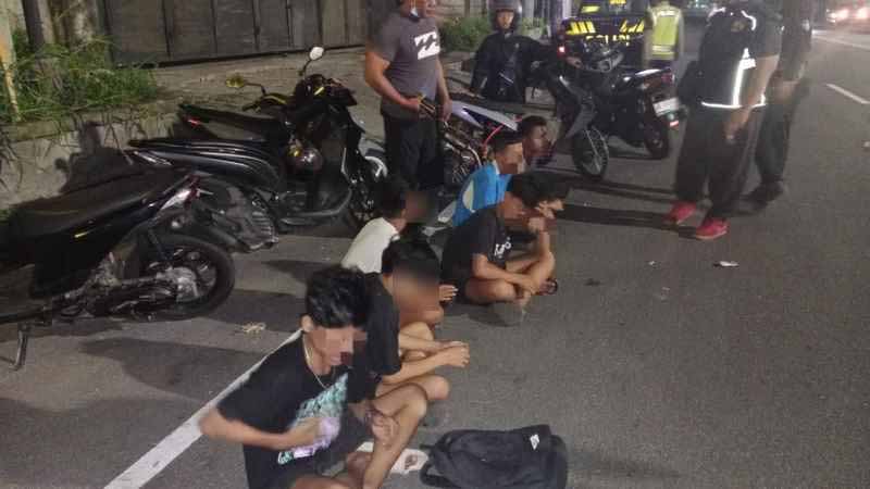 TERJARING RAZIA : Enam remaja diringkus Sabtu dini hari lalu (30/12/2023). (foto:sumber petugas)