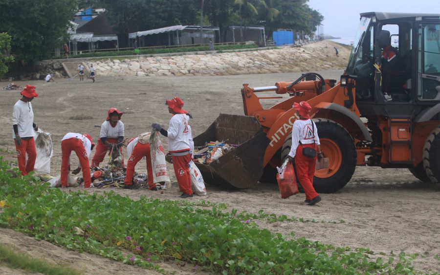 SIGAP: Petugas sedang melakukan bersih-bersih sampah pada pagi usai malam pergantian tahun, 1 Januari 2024.