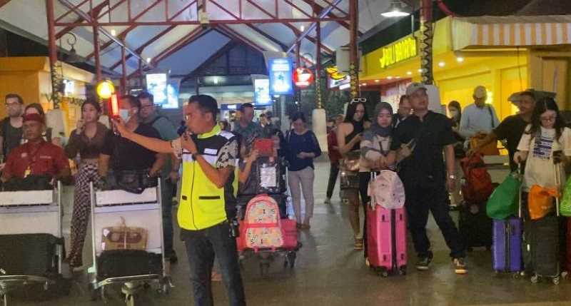 MENYESAK DI BANDARA : Suasana Bandara Ngurah Rai menjelang tahun baru 2024, Jumat (29/12/2023). Kunjungan pelancong melimpah ruah. (foto: humas bandara ngurah rai)