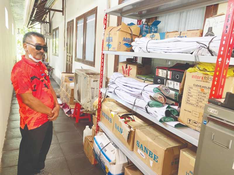 TERSIMPAN RAPI: Alat sisa penanganan Covid-19 ini diletakkan di gudang Kantor Desa Sumerta Kelod.(putu honey dharma putri)