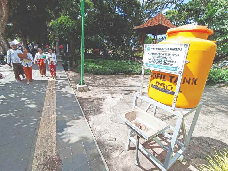 SEKADAR PAJANGAN: Tempat cuci tangan yang terdapat di Lapangan Puputan Badung ini tidak digunakan. Keran airnya tidak lagi mengucurkan air. (adrian suwanto/radarbali)