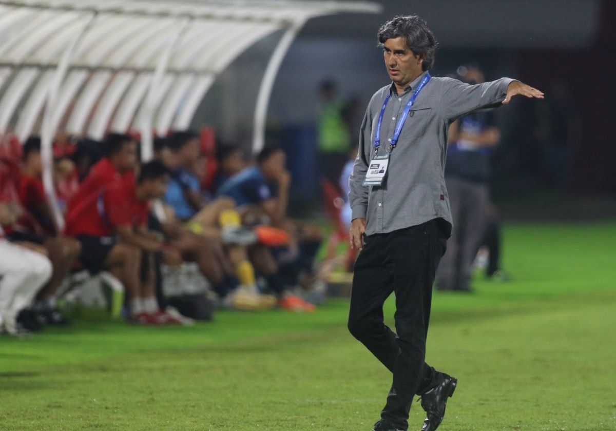 PANTAU PEMAIN: Pelatih Bali United Stefano Cugurra tetap memantau anak asuhnya meski sedang liburan.