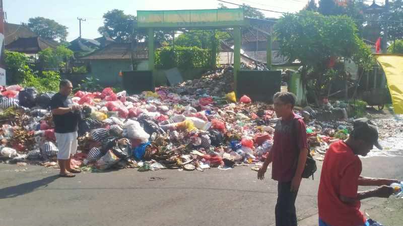 BAUNYA MENYENGAT : Kondisi sampah yang menumpuk di tempat penampungan sampah sementara di Banjar Pasekan Desa Dajan Peken Tabanan.(juliadi/radar bali)