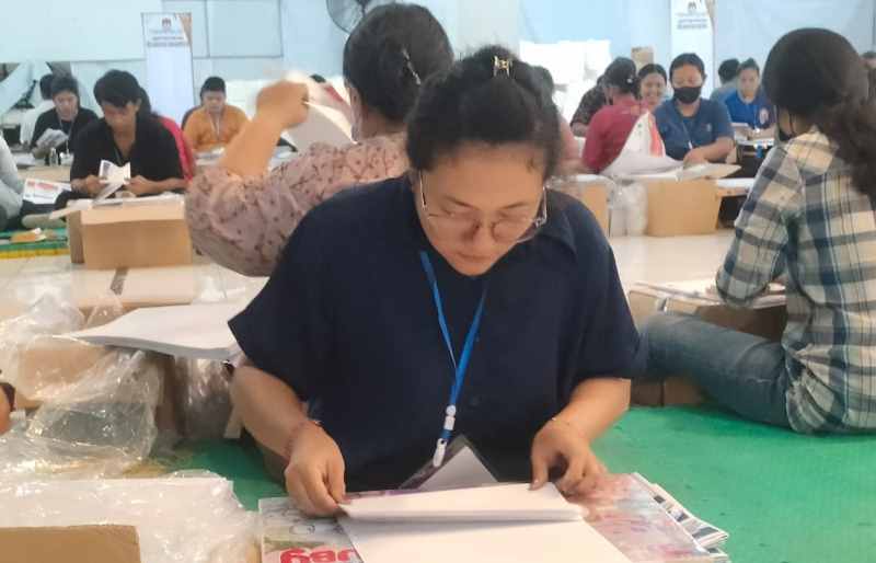 KERJA KERAS: Pelipatan surat suara untuk pemilihan legislatif (Pileg) yakni surat suara DPR RI, DPRD  Provinsi dan DPRD Kabupaten di KPUD Tabanan.(foto:juliadi/radarbali)