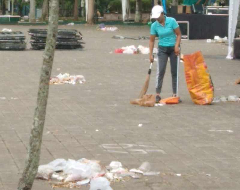 BEKERJA EKSTRA : Petugas kebersihan dinas Lingkungan Hidup membersihkan sampah dari areal Gedung Kesenian Ir. Soekarno, Kota Negara.(foto: DLHK jembrana)