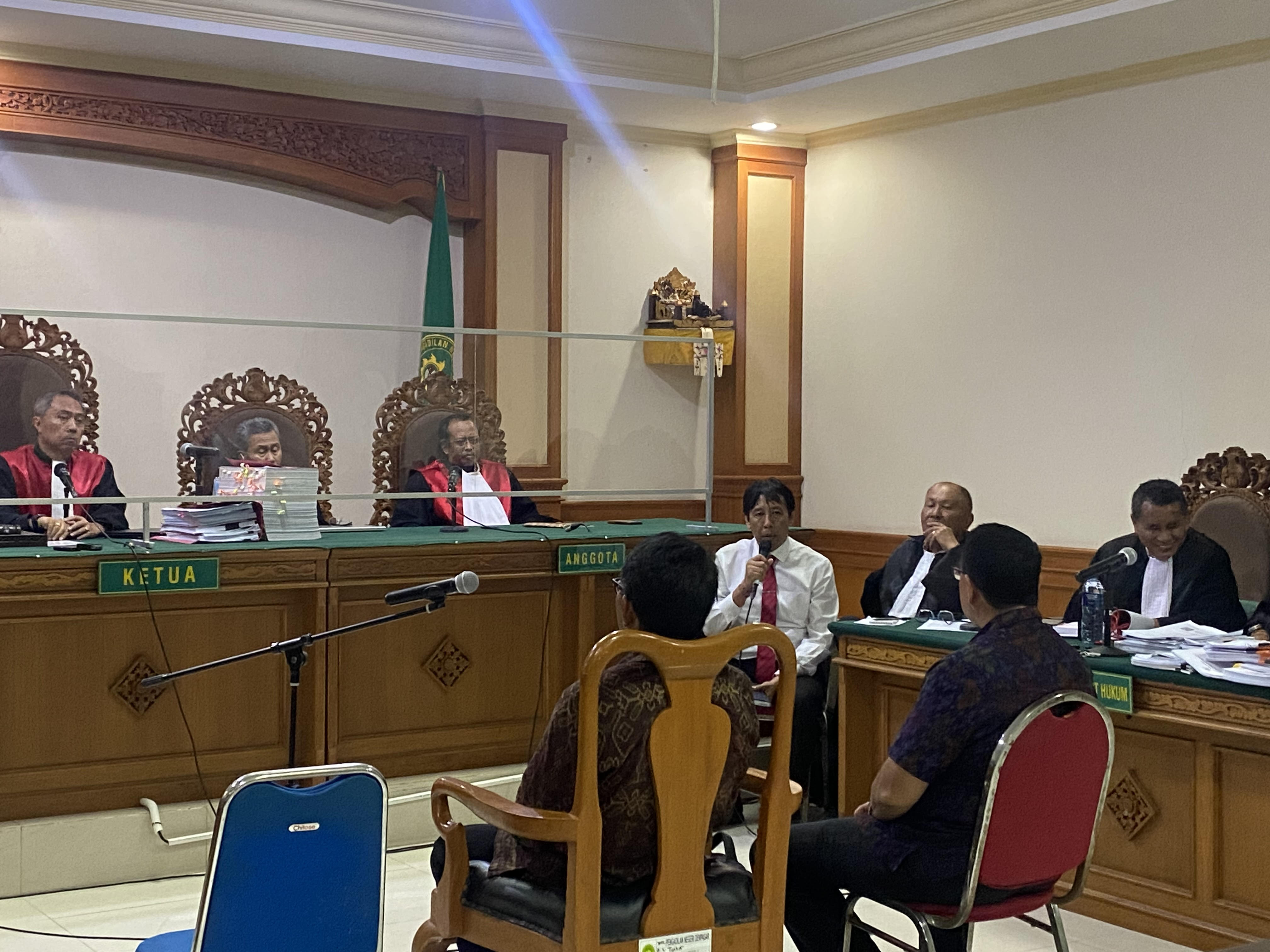 MEMBELA: Dua saksi meringankan dalam sidang lanjutan mantan Rektor Unud Prof Antara di peradilan Tipikor Denpasar (2/1/2024)