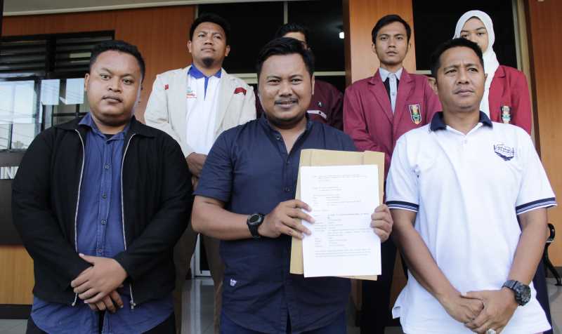 MELAPOR : Aliansi Muslim Buleleng melaporkan Arya Wedakarna ke Mapolres. (junior/radar buleleng)