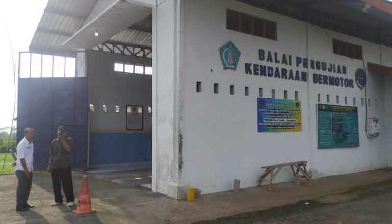 DILEMATIS : Balai Pengujian Kendaraan Bermotor Jembrana, sejak Selasa (2/1/2024) biaya dihapus.(m.basir/radarbali)