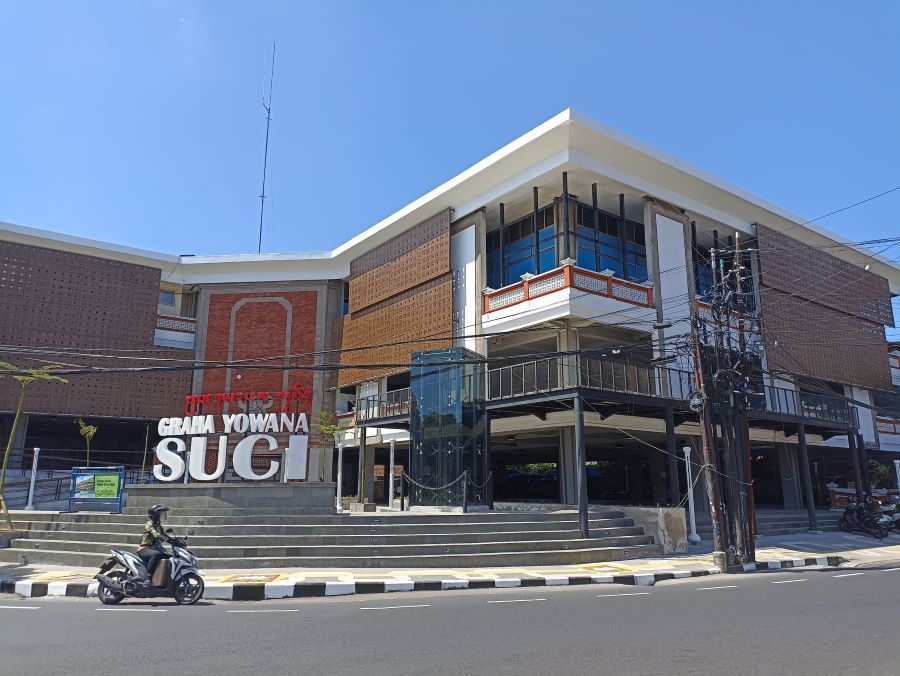 MENGGANGGU: Kabel melintang dianggap mengganggu pemandangan Graha Yowana Suci (GYS) yang baru ditata.
