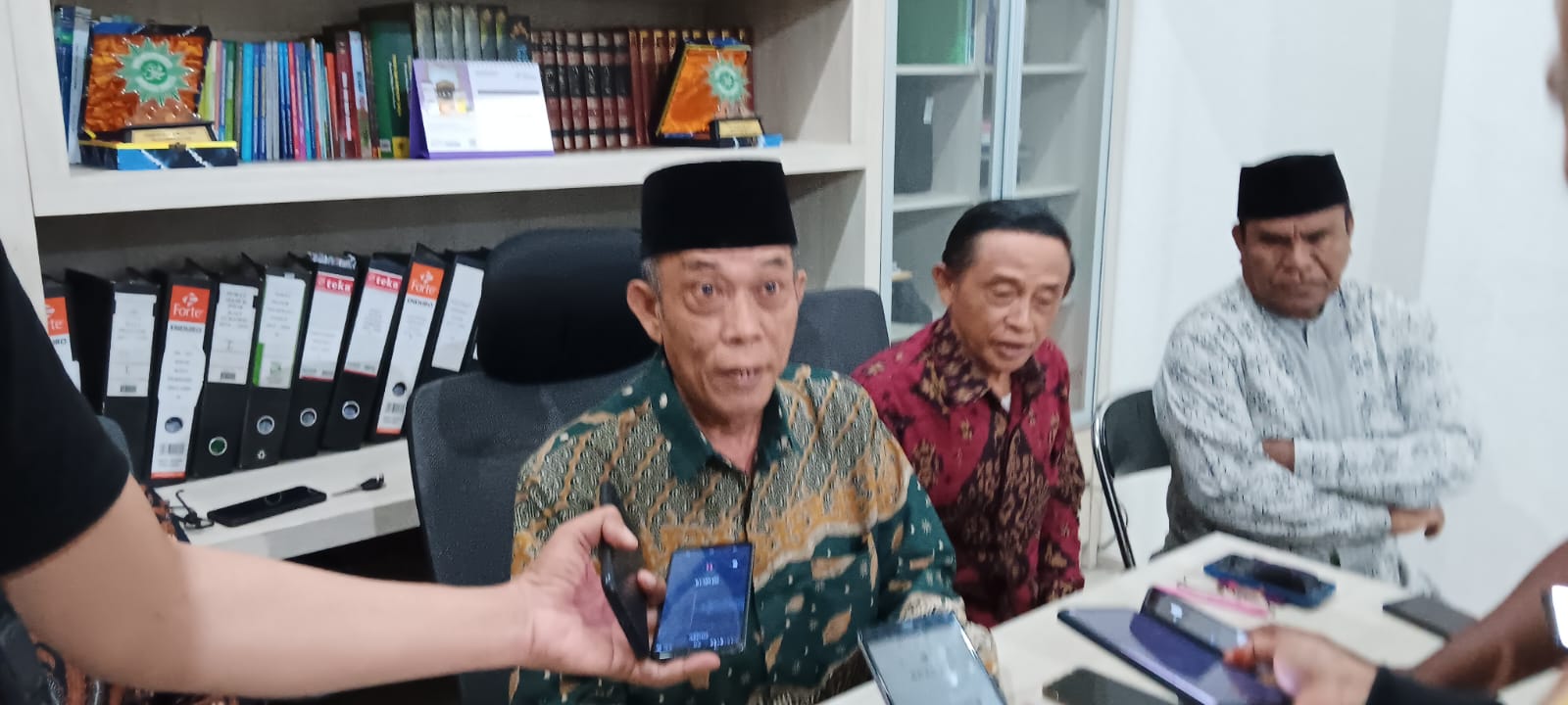 PROSES HUKUM: Ketua Pimpinan Wilayah Muhammadiyah (PWM) Provinsi Bali, H. Husnul Fahmi (berkopiah kiri) saat memberikan keterangan pers di kantornya (3/1/2024).