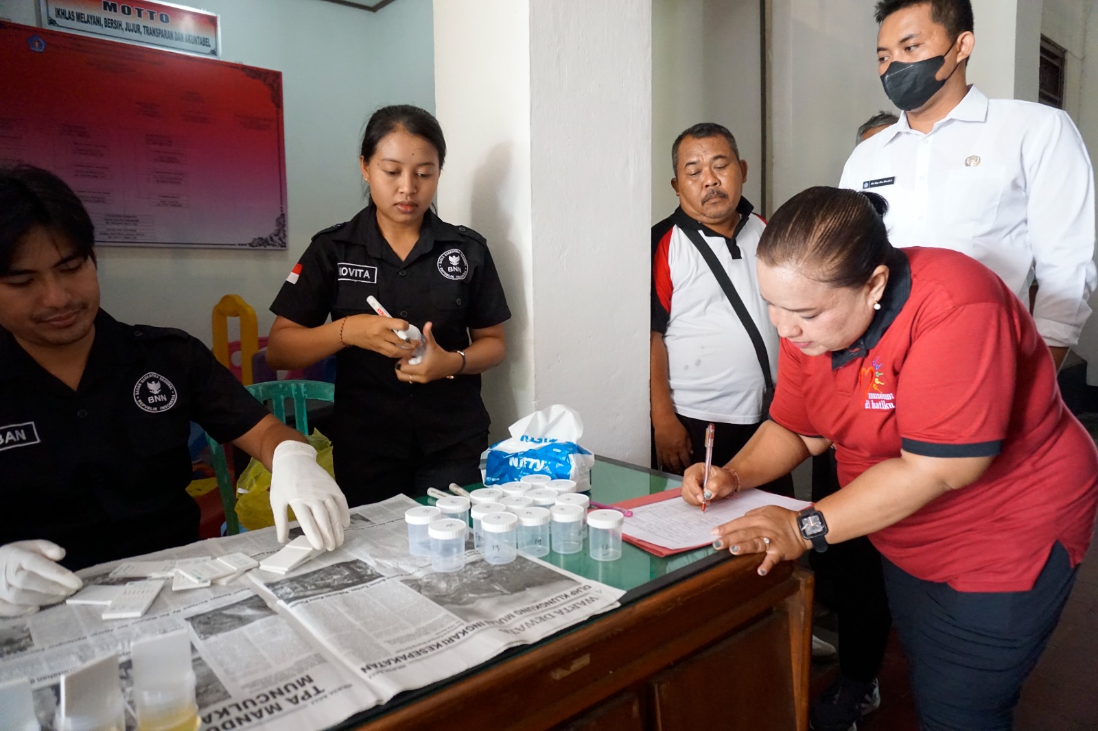 CEK NARKOBA: Puluhan Aparatur Sipil Negara (ASN) Dinas Kebudayaan Kabupaten Klungkung menjalani tes urine, Rabu (3/1/2024).