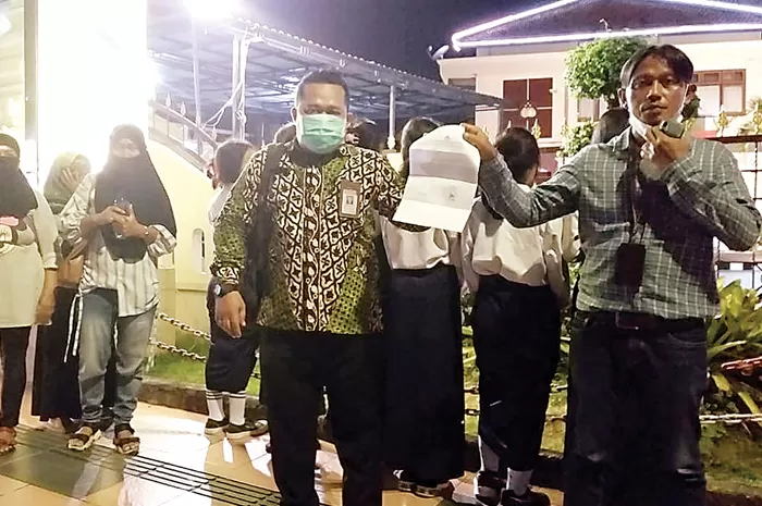 MINTA DIUSUT TUNTAS: Agus Hariyanto dan Bagus, kuasa hukum korban menunjukkan laporannya ke Polresta Banyuwangi, Selasa (2/1/2024) malam. (BAGUS RIO/JAWA POS RADAR BANYUWANGI)