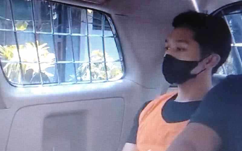 PAKAI MASKER : Jero Dasaran Alit saat di mobil tahanan. (juliadi/radar bali)