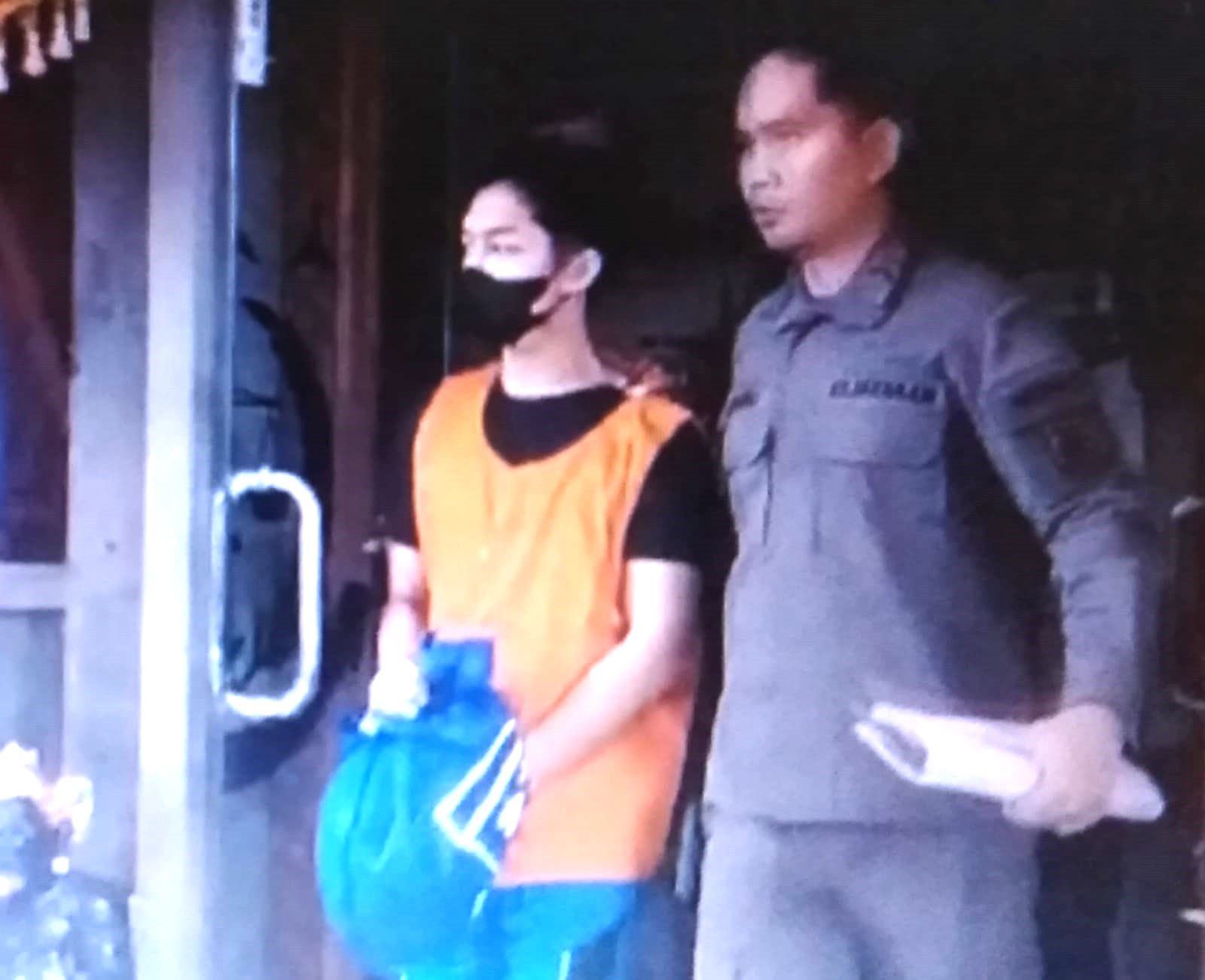 BERBAJU ORANYE : Jero Dasaran Alit setelah berkas kasusnya dilimpahkan ke Kejari Tabanan. (foto: juliadi/radar bali)