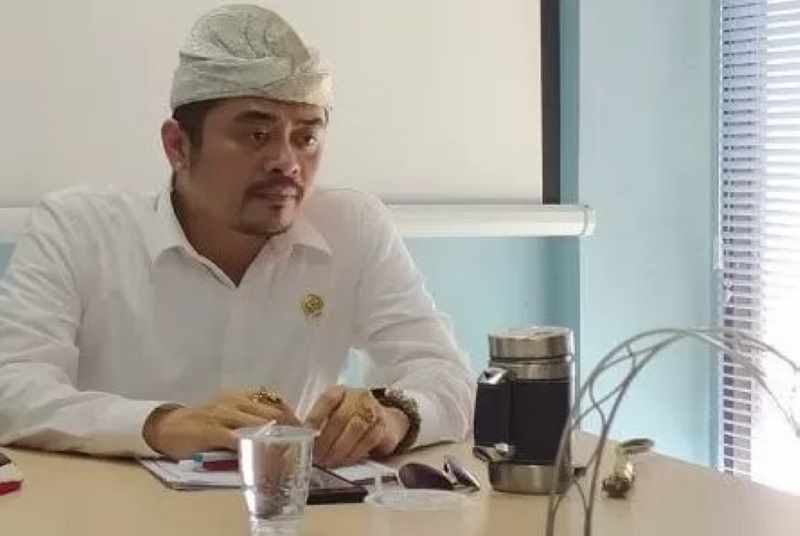 PANEN KECAMAN : Anggota Dewan Perwakilan Daerah (DPD) RI Arya Wedakarna. (foto: dok radar bali)