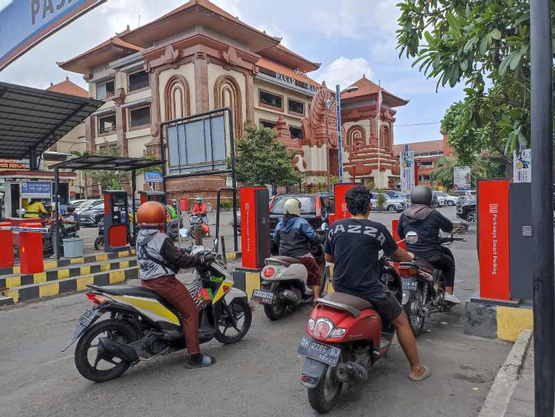 SEGERA NAIK : Suasana pintu masuk parkiran di Pasar Badung, Kota Denpasar. (adrian suwanto/radar bali)