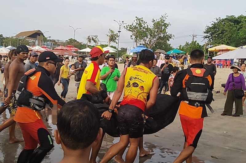 TAK TERSELAMATKAN JIWANYA: Jenazah remaja asal Uzbekistan ditemukan sudah dalam keadaan tewas di Pantai Kuta, Badung. (foto: sumber kepolisian)