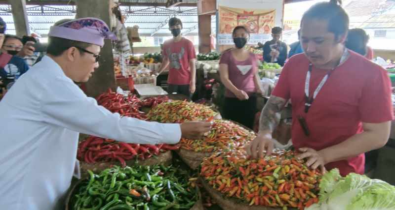 SERING NAIK TURUN : Pedagang cabai di Pasar Anyar, Singaraja, beberapa waktu lalu.Harga cabai sering jadi pemicu inflasi di Bali.(dok.radar bali)