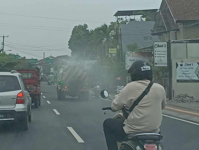 GELAR PENYEMPROTAN : Komunitas peduli lingkungan melakukan penyemprotan  eco enzyme . (Foto: Adrian Suwanto/Radar Bali)