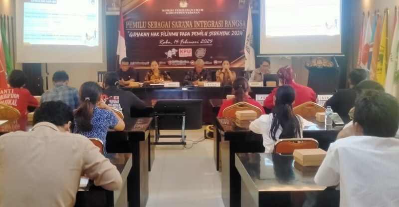 MEMBAHAS KAMPANYE : Suasana rapat koordinasi KPUD Tabanan bersama partai politik di daerah terkait pelaporan dana kampanye.(juliadi/radar bali)