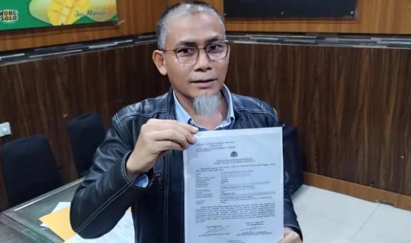 PERLIHATKAN LAPORAN : Koordinator Forum Peduli Keberagaman Bali, M. Zulfikar Ramly memperlihatkan loporan polisi.( Foto Andre Sulla Radar Bali)
