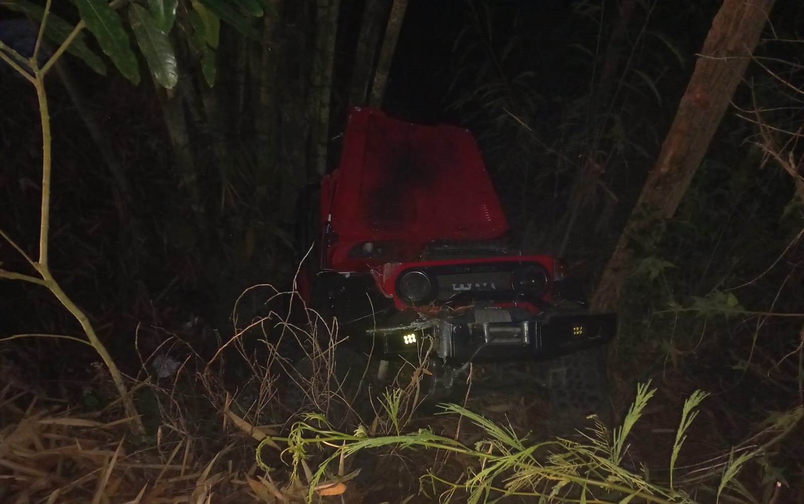 MASUK JURANG: Posisi terakhir mobil Hardtop yang dikemudikan Ketut Ridet di dasar jurang di Kintamani Bangli (6/1/2024)