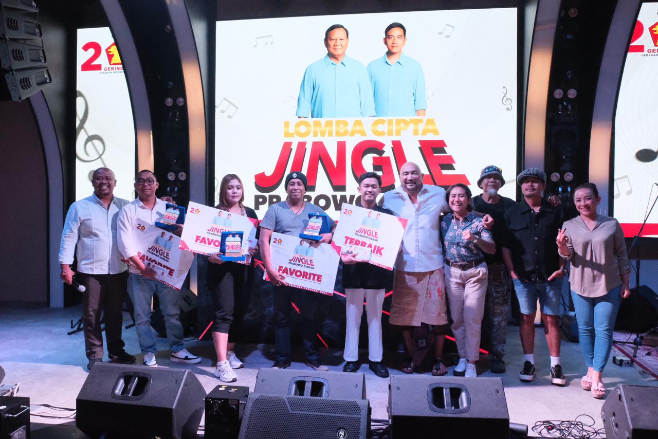 KEREN: Ketua DPD Gerindra Bali yang juga Ketua TKD Prabowo Gibran Provinsi Bali Made Muliawan Arya alias De Gadjah bersama para pemenang Lomba Cipta Jingle Prabowo-Gibran Jumat (5/1) malam