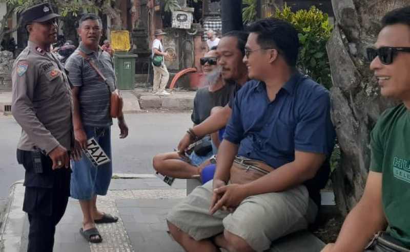 BRIFING SOPIR TAKSI : Polisi melakukan sosialisasi langsung terhadap sejumlah sopir taksi di Ubud, Gianyar. (foto:istimewa)