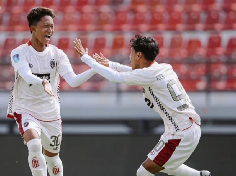 SELEBRASI: I Putu Panji Apriawan, pemain BUY U16 saat dengan pemain Persebaya Surabaya U16 di Stadion Kapten I Wayan Dipta,