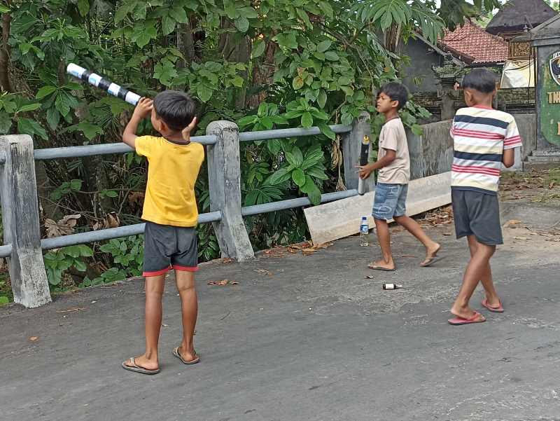 MUSIMAN : Anak-anal bermain lom-loman. (adrian suwanto/radar bali)