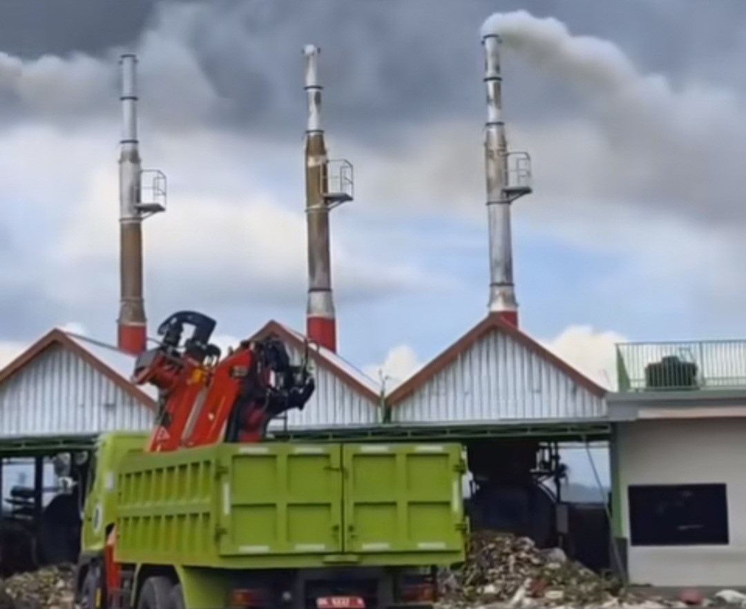 VIRAL: Asap dari cerobong pembakaran sampah di Pusat Daur Ulang di Mengwitani
