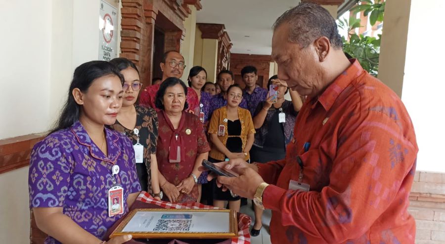 INOVASI: Uji coba buku tamu digital dengan menggunakan barcode bagi setiap tamu yang datang.