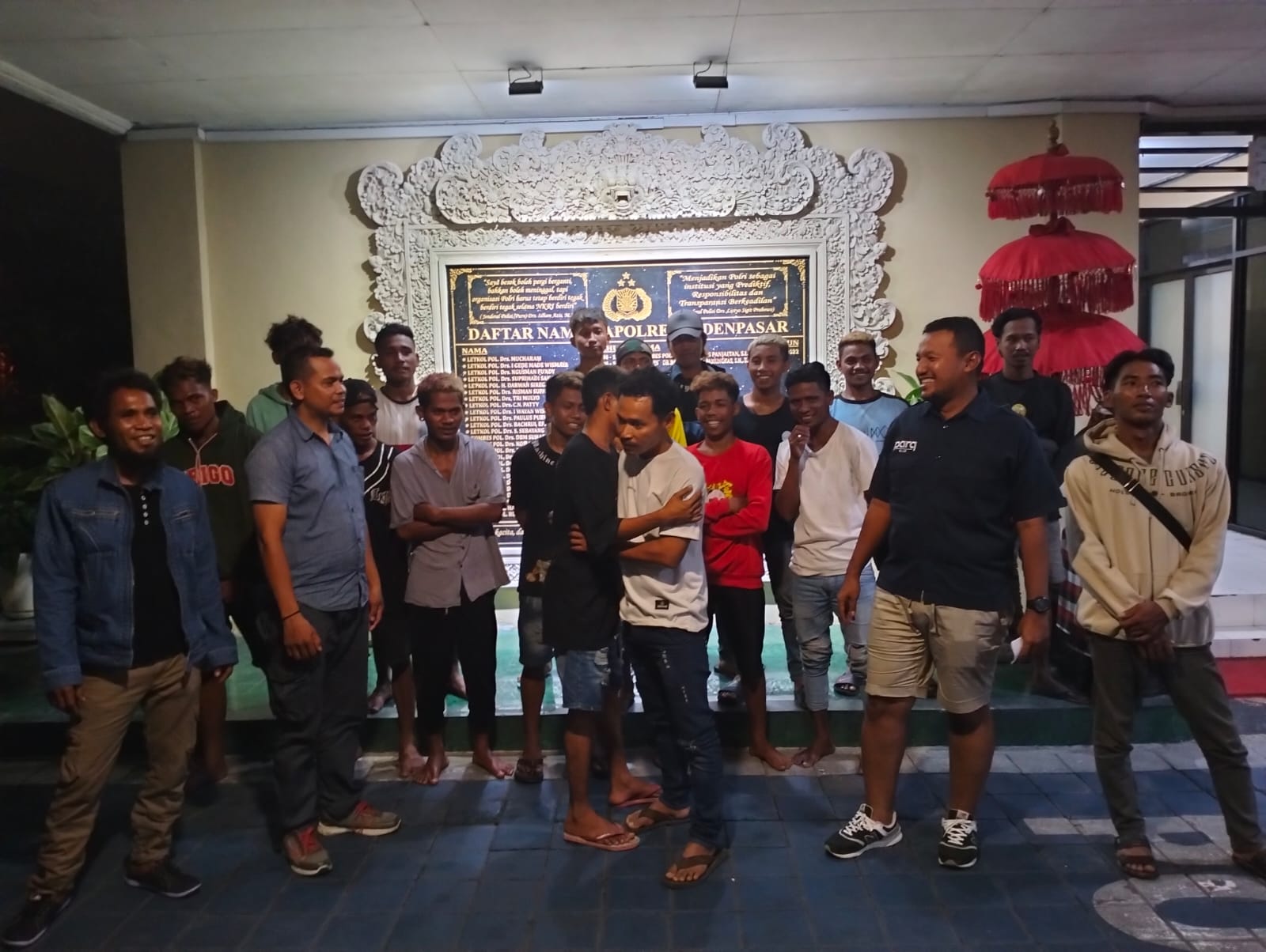 DAMAI: Kapolresta Denpasar Kombespol Wisnu Prabowo dan Kapolsek Kuta Selatan Kompol Tri Joko Widiyanto beri himbauan kepada ratusan buruh proyek di Ungasan.