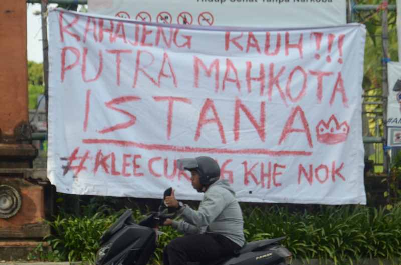 SINDIRAN KERAS: Spanduk bernada sindiran keras muncul untuk Cawapres Gibran bermunculan, Selasa (9/1/2024). Bunyinya:Rahajeng Rauh Putra Mahkota Istana.Klee Curang Khe Nok. (adrian suwanto/radarbali)