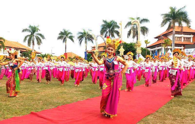 PECAHKAN REKOR: Tak kurang 1.131 orang menari Joget Harmoni. Selain tercatat sebagai rekor dunia, pementasan ini juga sebagai upaya kembalikan marwah joget.(francelino junior)