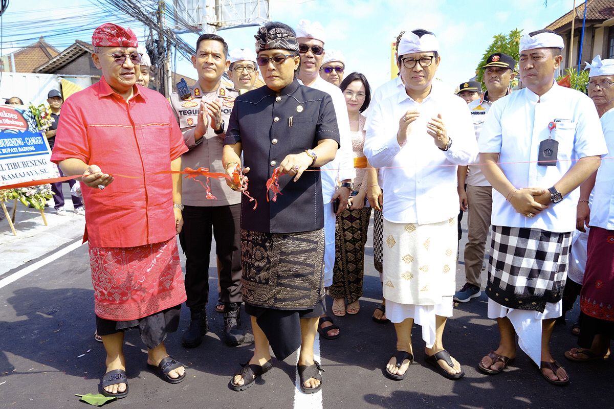 Bupati Giri Prasta didampingi Ketua DPRD Badung Putu Parwata, Sekda Wayan Adi Arnawa dan Kapolres Badung AKBP Teguh Priyo Warsono meresmikan Jalan Shortcut Canggu Tibubeneng, Kuta Utara, Rabu (10/1).