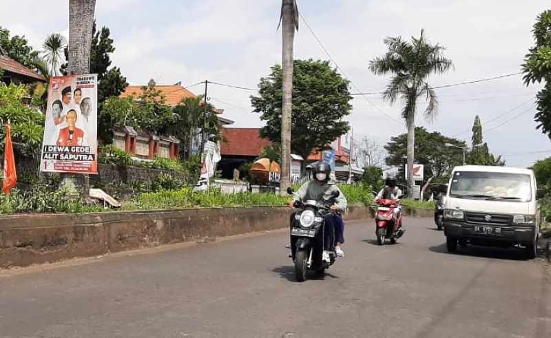 MERUSAK POHON : Salah satu poster caleg yang dipaku di pohon Jalan Kecubung, Kelurahan Semarapura Klod, Klungkung.(dewa ayu pitri arisanti/radar bali)