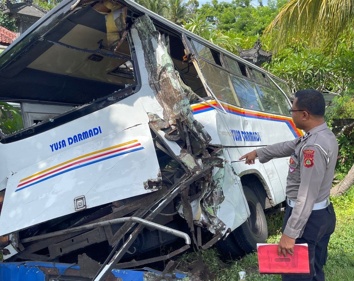 REMUK: Bus yang ditabrak truk mengalami ringsek bagian belakang di Melaya Jembrana (11/1/2024)